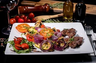 Muschi de vita la gratar cu legume la cuptor si sos de piper verde