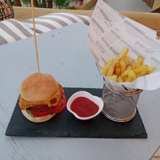 Hamburguesa de pollo con papas fritas