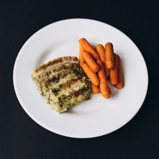 Грильоване куряче філе з бебі морквою(200г)