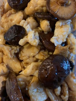 4В. Пиле с ароматни гъби (700г)