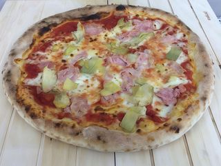 Pizza prosciutto e carciofi