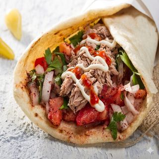 Carne, patatine, verdure, salse padina