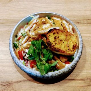 Cezar z chrupiącym kurczakiem