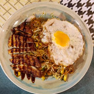 Yakisoba con filete de cerdo empanado