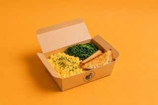 Uova strapazzate, spinaci e pan brioche