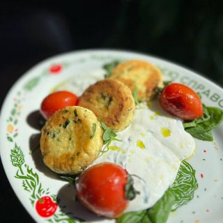 Сирники зі шпинатом за муссом з фети