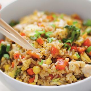 Жареный рис с креветками