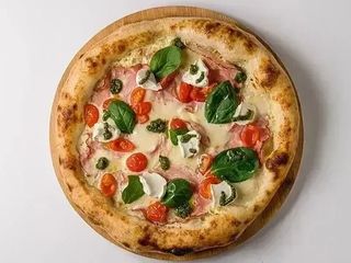 Піцца з маскарпоне, песто та шинкою