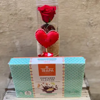 Rosa roja eterna con caja de bombones.