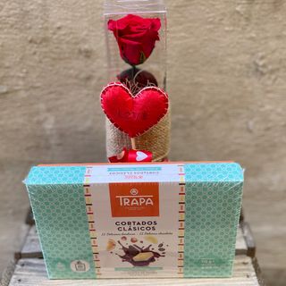 Rosa roja eterna con caja de bombones.