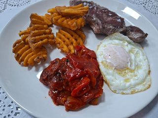 Entrecot con huevo frito, patatas y asadillo casero