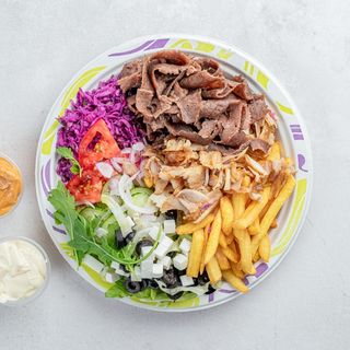 Frytki z mięsem i surówkami