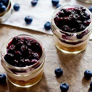 Чийзкейк с бял шоколад и сладко от боровинки 150 гр 