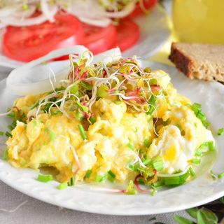 Jajecznica z 4 jajek na maśle z pieczywem