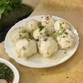 Галушки з курочкою та грибами під вершковим соусом