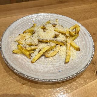 Cartofi proaspeți prăjiți cu parmezan și usturoi