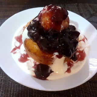 Papanaşi cu smântână și dulceață