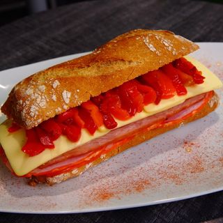 Bocadillo Bacón Lomo Queso Pimientos