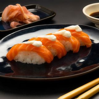 25.- Nigiri Salmón Y Queso (4 Pzs.)