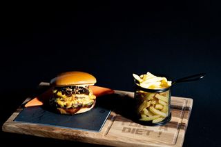 Premium BBQ Burger + pomfrit + piće