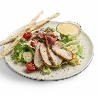 Салат цезар з куркою та беконом (280г)