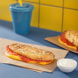 ტოსტი ნედლად შებოლილი სალიამით და ჩედარით 1 ცალი