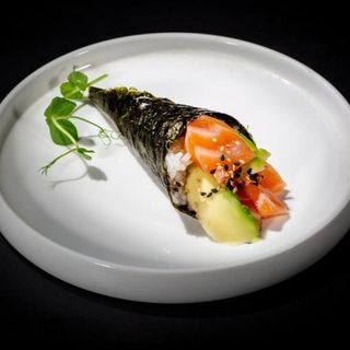 Temaki sake avocado