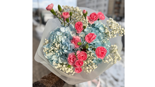 Bukiet hortensji, gipsówki i goździków