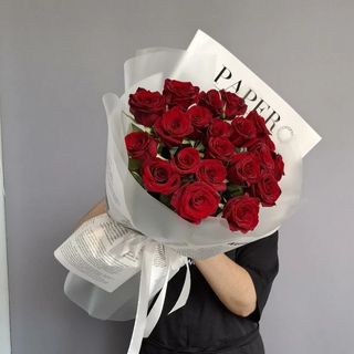 21 trandafiri roșii cu ambalaj