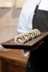 Каліфорнійський рол у кунжуті з вугром і лососем (240г)