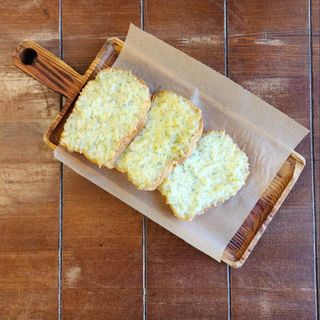 Запеченные чесночные гренки