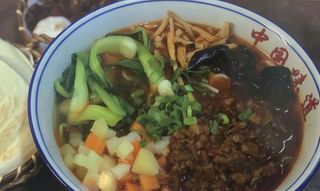 Spaghetti zuppa maiale macinata