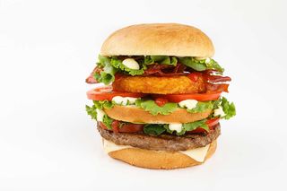 Burger gigante Lowen Kartoffeln con patatine fritte 