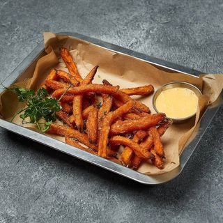 Батат фрі з сирним соусом (180г)