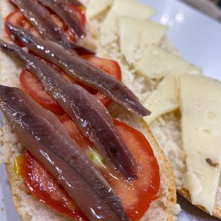 Bocata Anchoas y tomate rodajas
