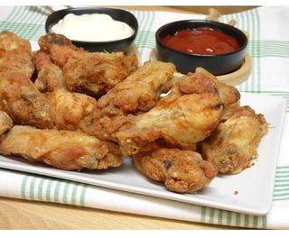 Alas de Pollo al Toque de Sal con Patatas Fritas Caseras