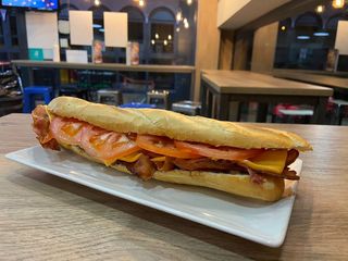 Baguette De Lomo Bacon Queso Tomate