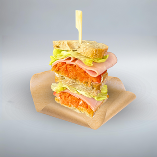 Kanapka z wędzoną szynką i marchewką po koreańsku