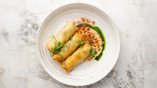 Спринг роллы с шпинатом, креветками и соусом том ям майо