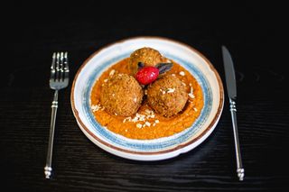 Ფალაფელი კარის სოუსით