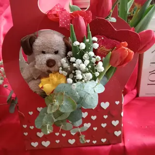 Teddy love flowers 