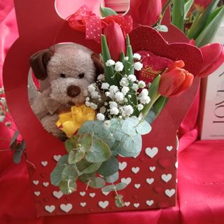 Teddy love flowers 