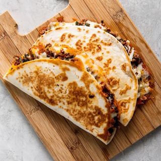 КЕСАДИЛЯ СЪС СВИНСКО