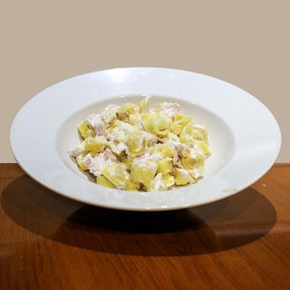 Tortellini con panna e prosciutto