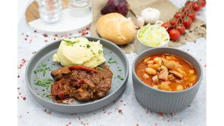 Ciorba de fasole boabe cu afumatura,ficatei de pasare cu sos de ceapa,cartofi piure cu unt,salata de varza alba,chifla
