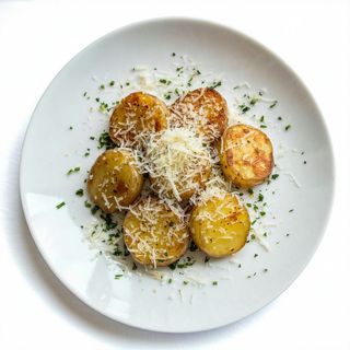 Cartofi în coajă cu parmezan și usturoi