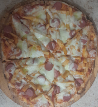 Patatine, würstel rossa