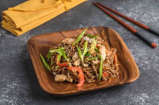 Гречневая лапша с курицей и овощами в соусе "Терияки"