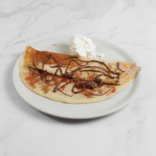 Crêpe con marmellata di fragole, cannella, Nutella e panna