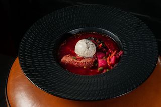 Борщ з копченою грушою і морозивом з білих грибів (350/40г)